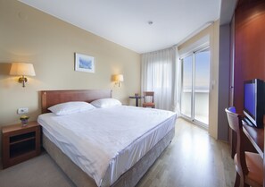 Standaard kamer | Een minibar, een kluis op de kamer, een bureau, een laptopwerkplek