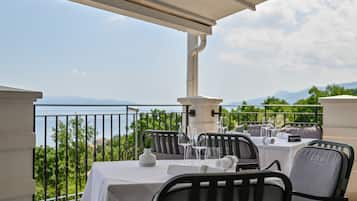 Breakfast, lunch, dinner served; sea views 