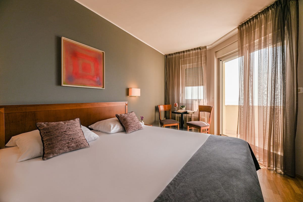 2 bedrooms, minibar, in-room safe, desk