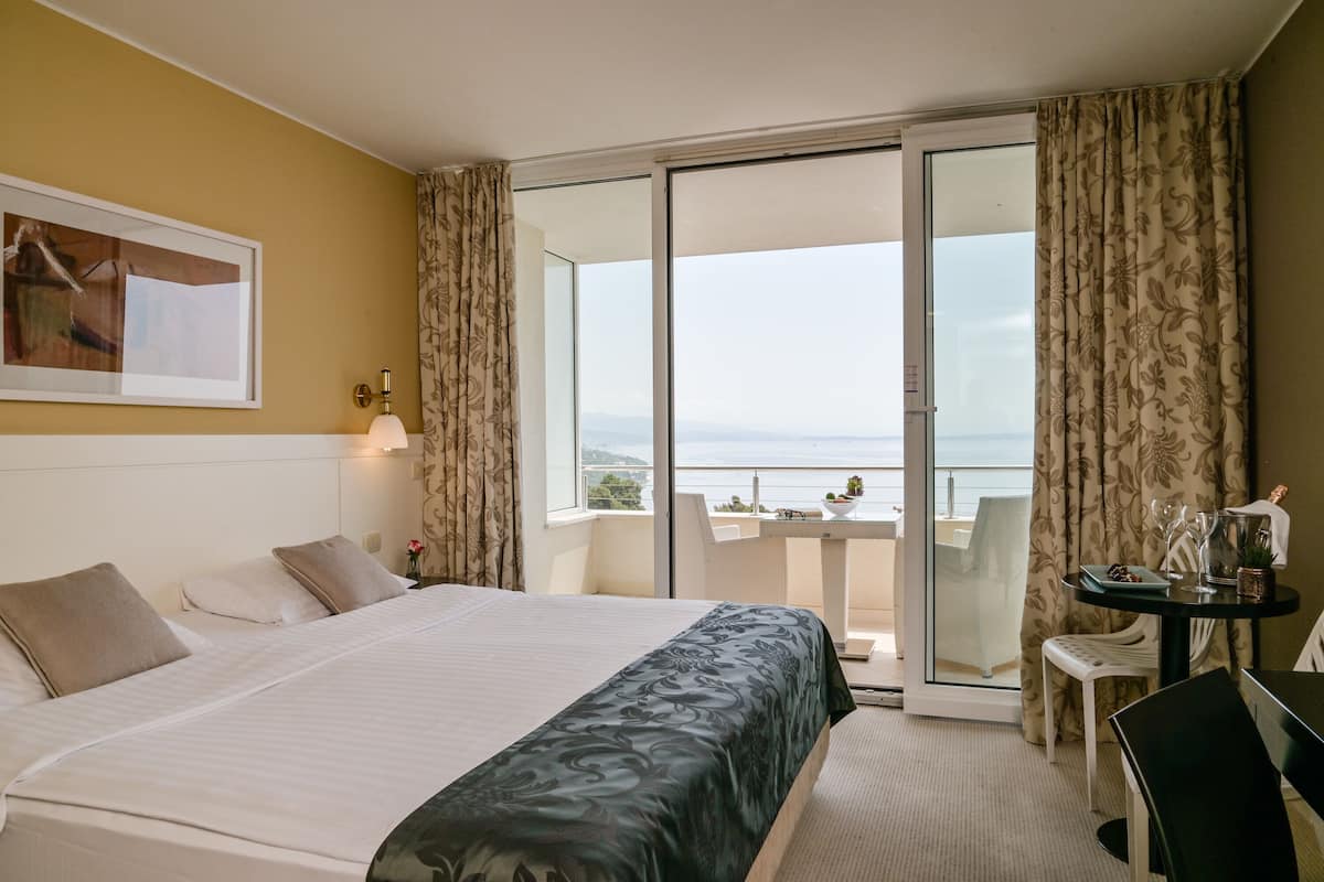 Superior double room, sea view | 2 Schlafzimmer, Minibar, Zimmersafe, Schreibtisch