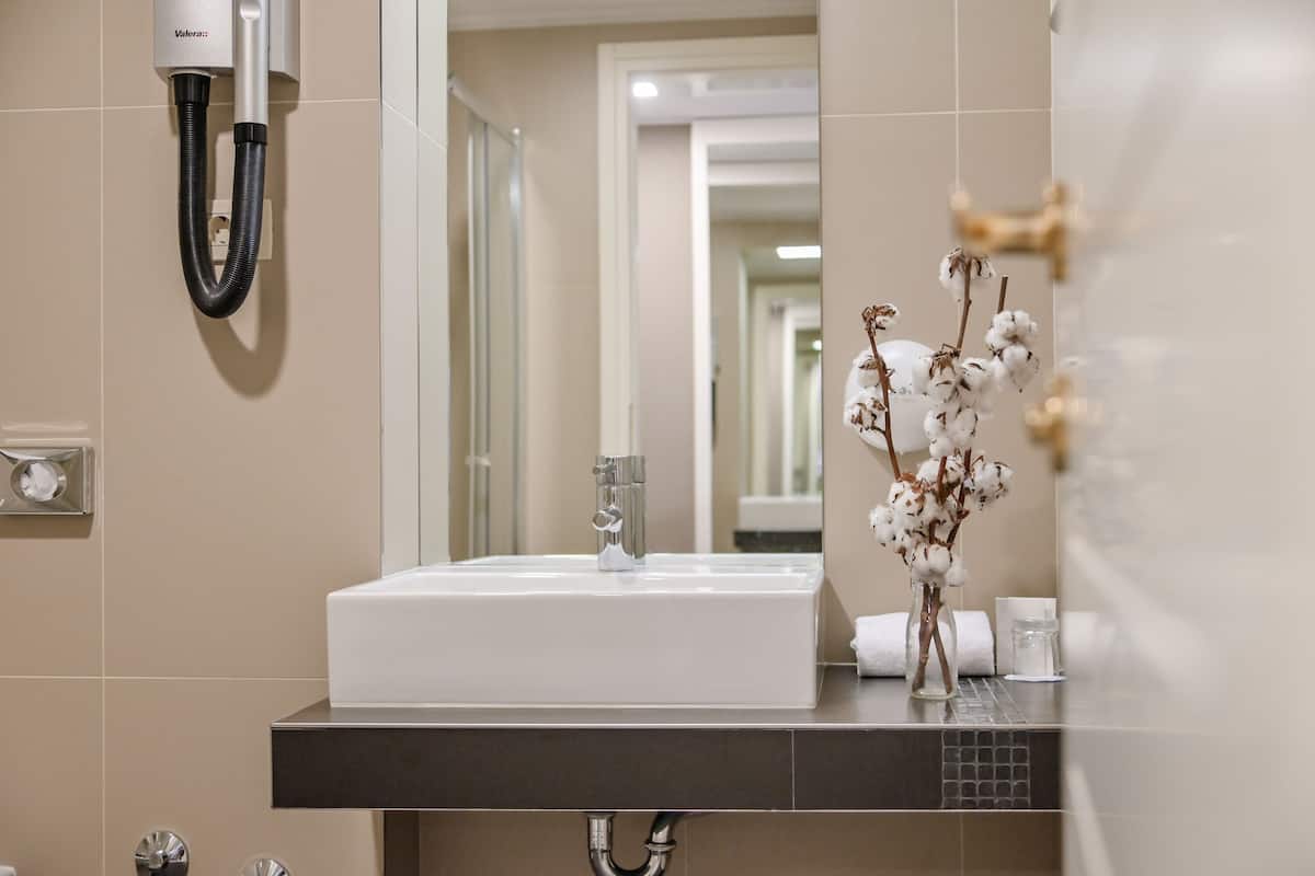 2 bedrooms, minibar, in-room safe, desk