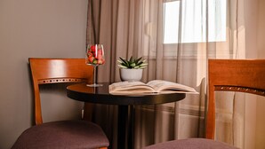 Standard double room, sea view | มินิบาร์, ตู้นิรภัยในห้องพัก, โต๊ะทำงาน, พื้นที่ทำงานแบบใช้แล็ปท็อป