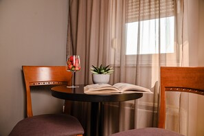Minibar, in-room safe, desk, laptop workspace - Hotel Laurus - Liburnia (Opatija)