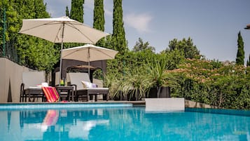 Outdoor pool, pool umbrellas, sun loungers
