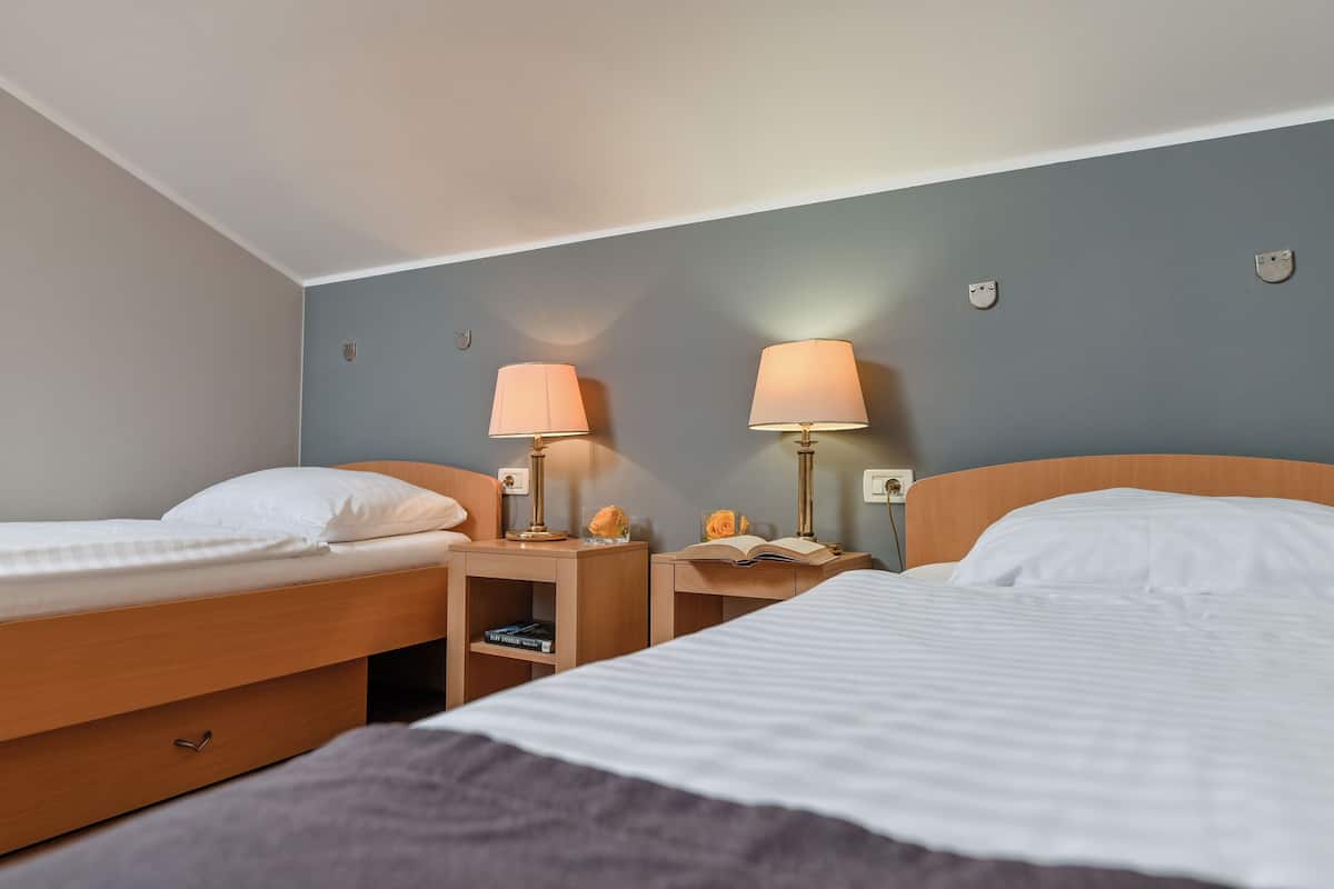 2 bedrooms, minibar, in-room safe, desk