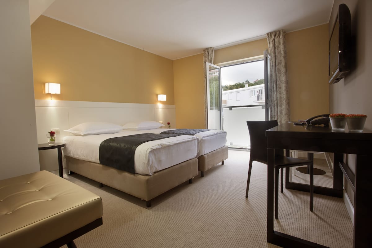 Standard double room, pool view | Vue de la chambre