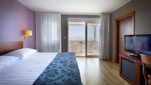Standard double room, sea view | มินิบาร์, ตู้นิรภัยในห้องพัก, โต๊ะทำงาน, พื้นที่ทำงานแบบใช้แล็ปท็อป