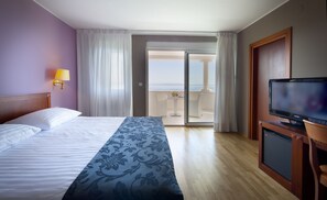 Standaard kamer | Een minibar, een kluis op de kamer, een bureau, een laptopwerkplek