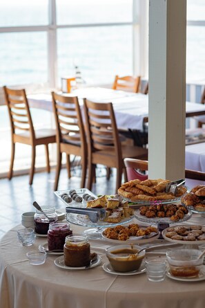 Free daily continental breakfast  - Lipsos Hotel Ata's Place (Karaburun)