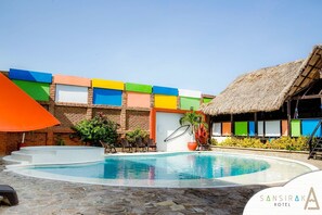 Una piscina techada, una piscina al aire libre