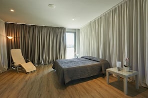 Suite | Coffres-forts dans les chambres, bureau, rideaux occultants