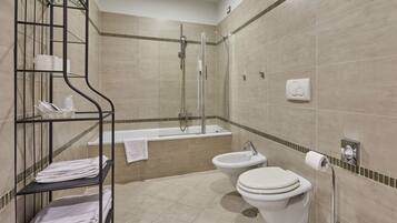 Kamar Keluarga | Kamar mandi | Perlengkapan mandi gratis, pengering rambut, kloset, dan handuk