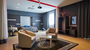 Studio Deluks | Brankas, meja kerja, tirai kedap cahaya, dan kedap suara