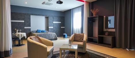 Studio Deluxe | Coffres-forts dans les chambres, bureau, rideaux occultants