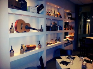 Déjeuner et dîner servis sur place, spécialités Cuisine locale