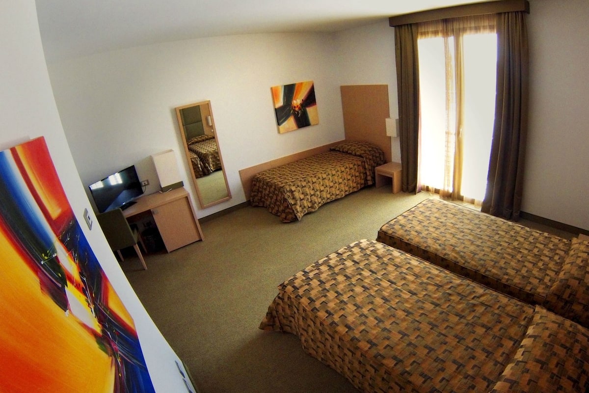 Triple Room | In-room safe, desk, blackout drapes, soundproofing