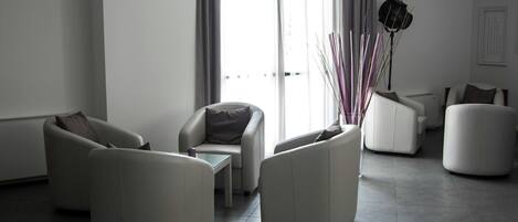 Coin salon dans le hall