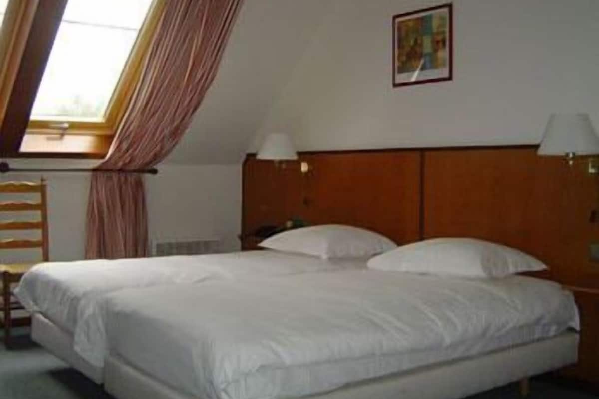 desk, free cots/infant beds, rollaway beds, free wifi