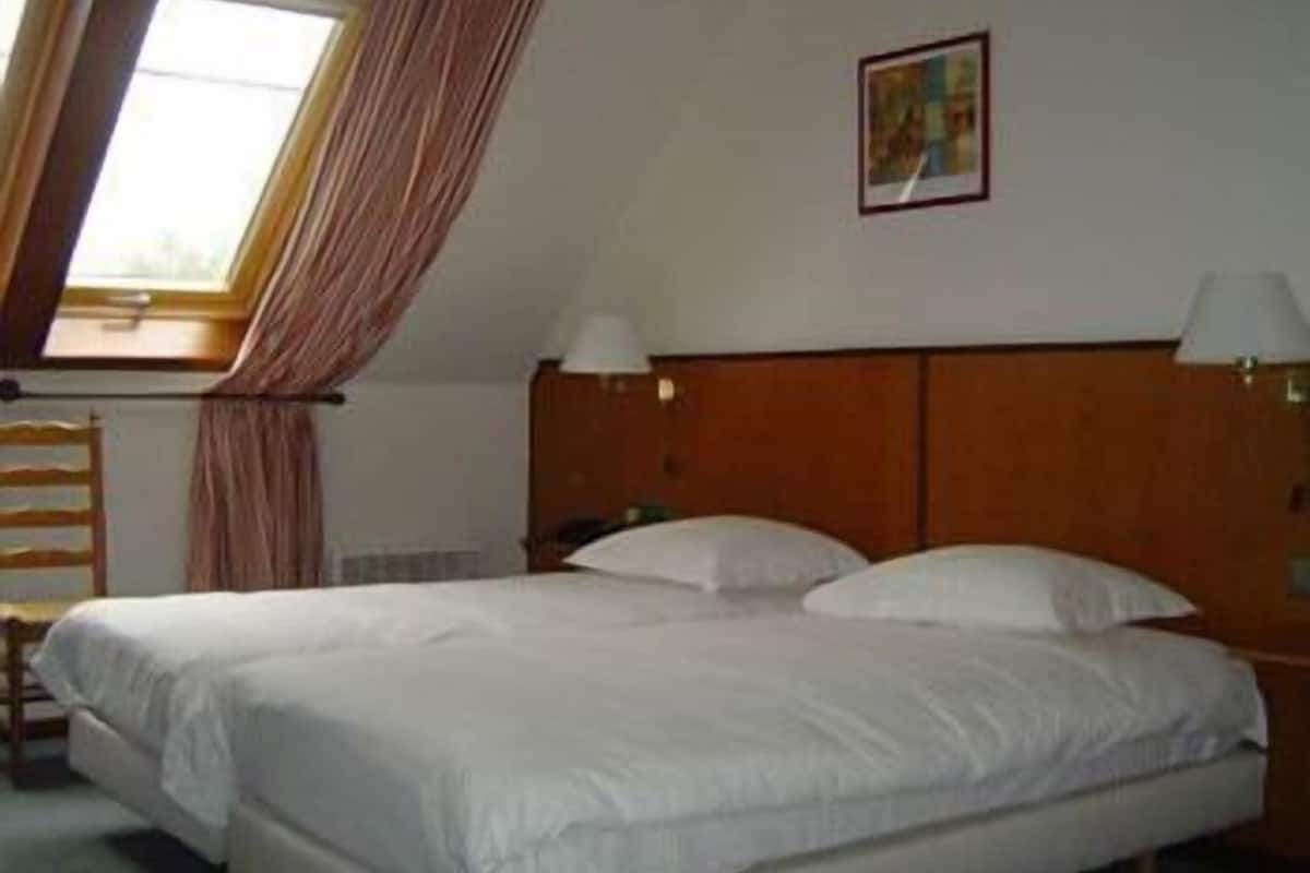 Desk, free cots/infant beds, rollaway beds, free WiFi