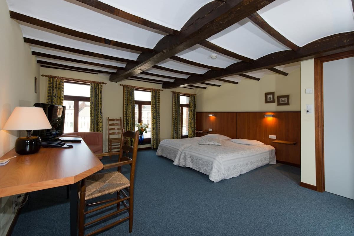 desk, free cots/infant beds, rollaway beds, free wifi