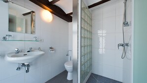 A modern bathroom with a glass shower enclosure, a white sink, and a toilet. - Auberge le XIXème (Hensies)