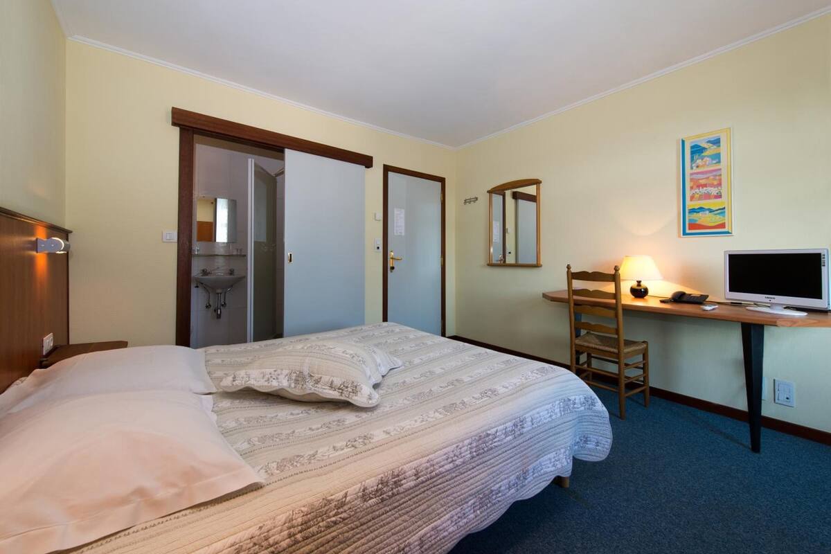 desk, free cots/infant beds, rollaway beds, free wifi