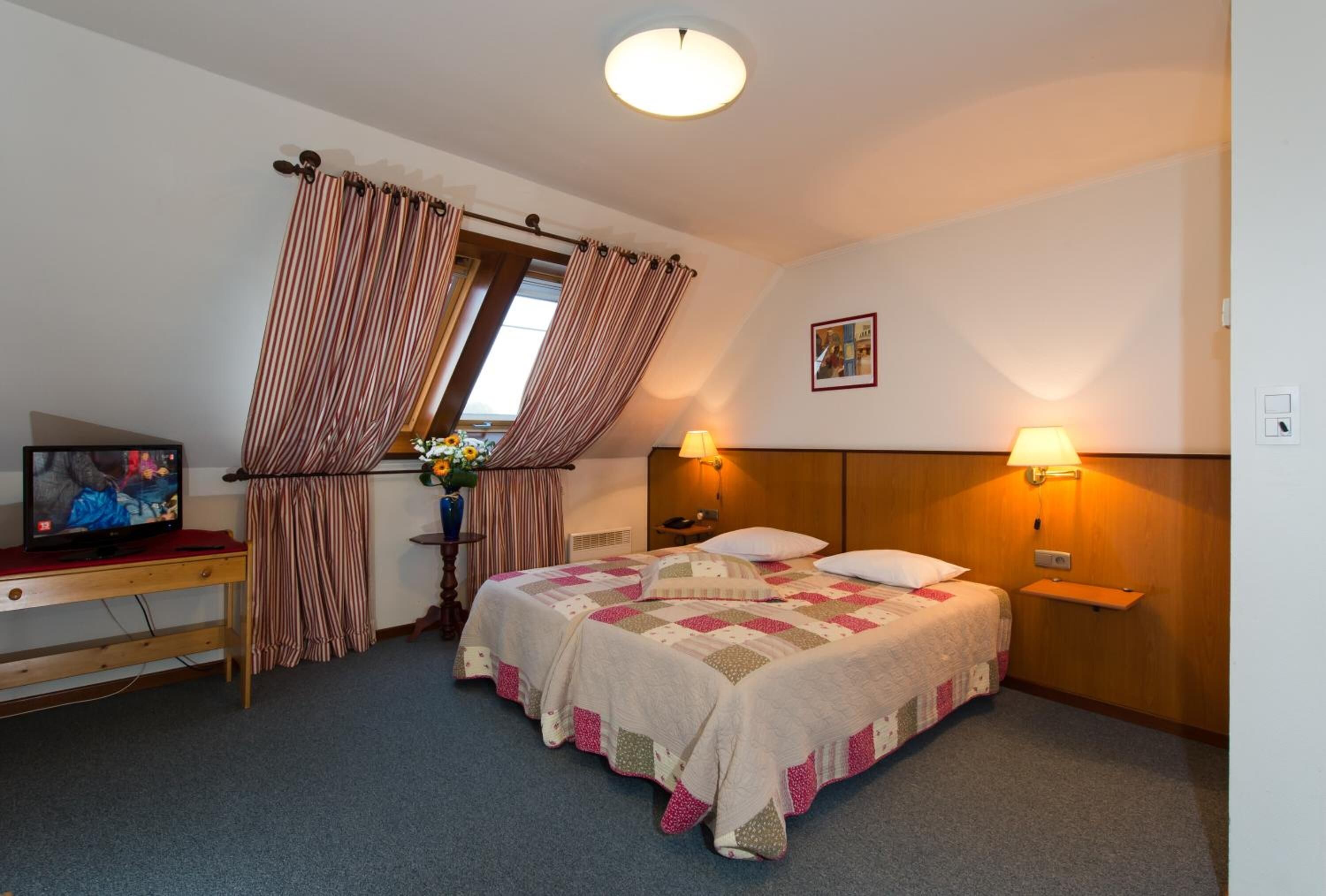 desk, free cots/infant beds, rollaway beds, free wifi