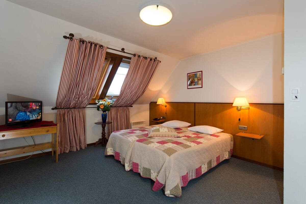 desk, free cots/infant beds, rollaway beds, free wifi