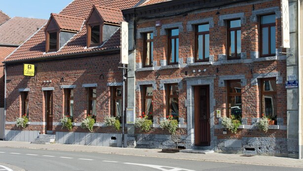 A traditional brick building with multiple windows and a tiled roof. - Auberge le XIXème (Hensies)