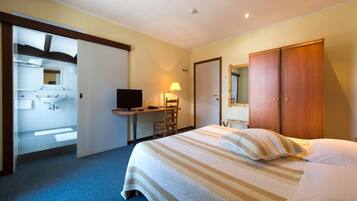 Een bureau, gratis babybedden, extra bedden (toeslag), gratis wifi