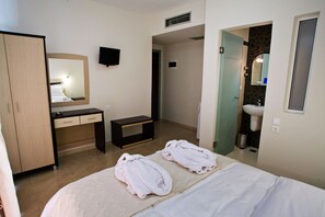 雙人或雙床房 | 隔音、嬰兒床 (收費)、免費 Wi-Fi、床單