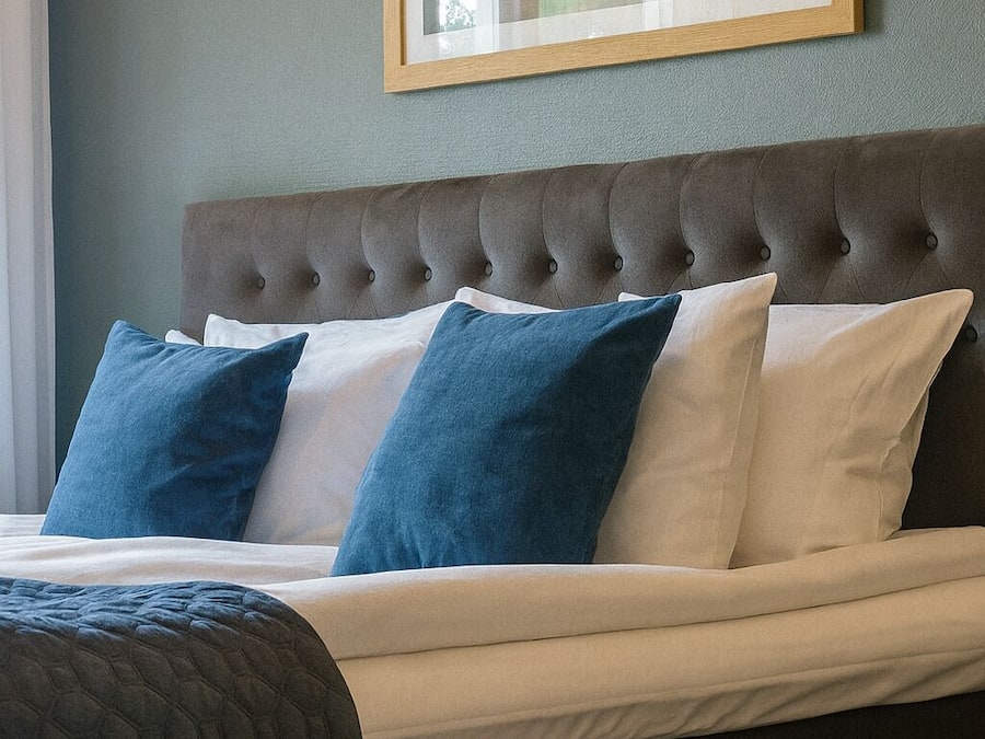 Double room with shared bathroom | Blackout drapes, soundproofing, cribs (free), WiFi (free)