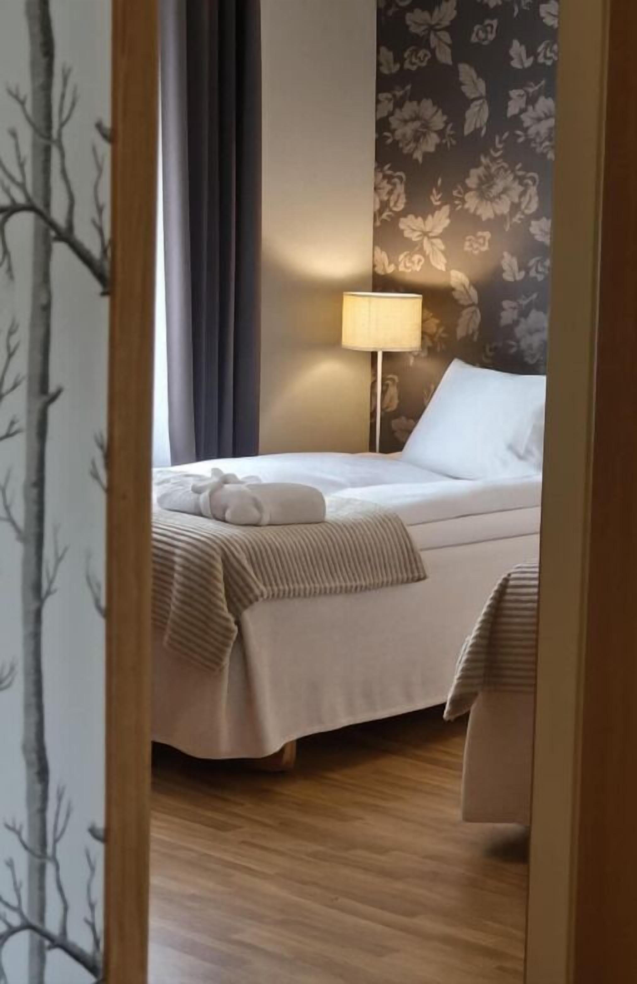 ستائر تعتيم وتجهيزات عازلة للصوت وأسرّة أطفال/رضّع (مجانًا)