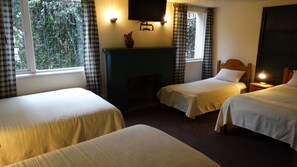 Pillowtop beds, in-room safe, laptop workspace, blackout drapes - Travellers Inn (Quito)