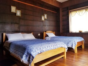 Pillow-top beds, in-room safe, laptop workspace, blackout curtains - Travellers Inn (Quito)