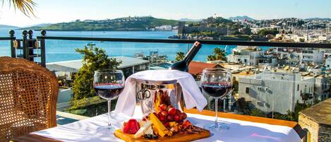 Aamiainen ja lounas; kansainvälinen keittiö, näkymät uima-altaalle