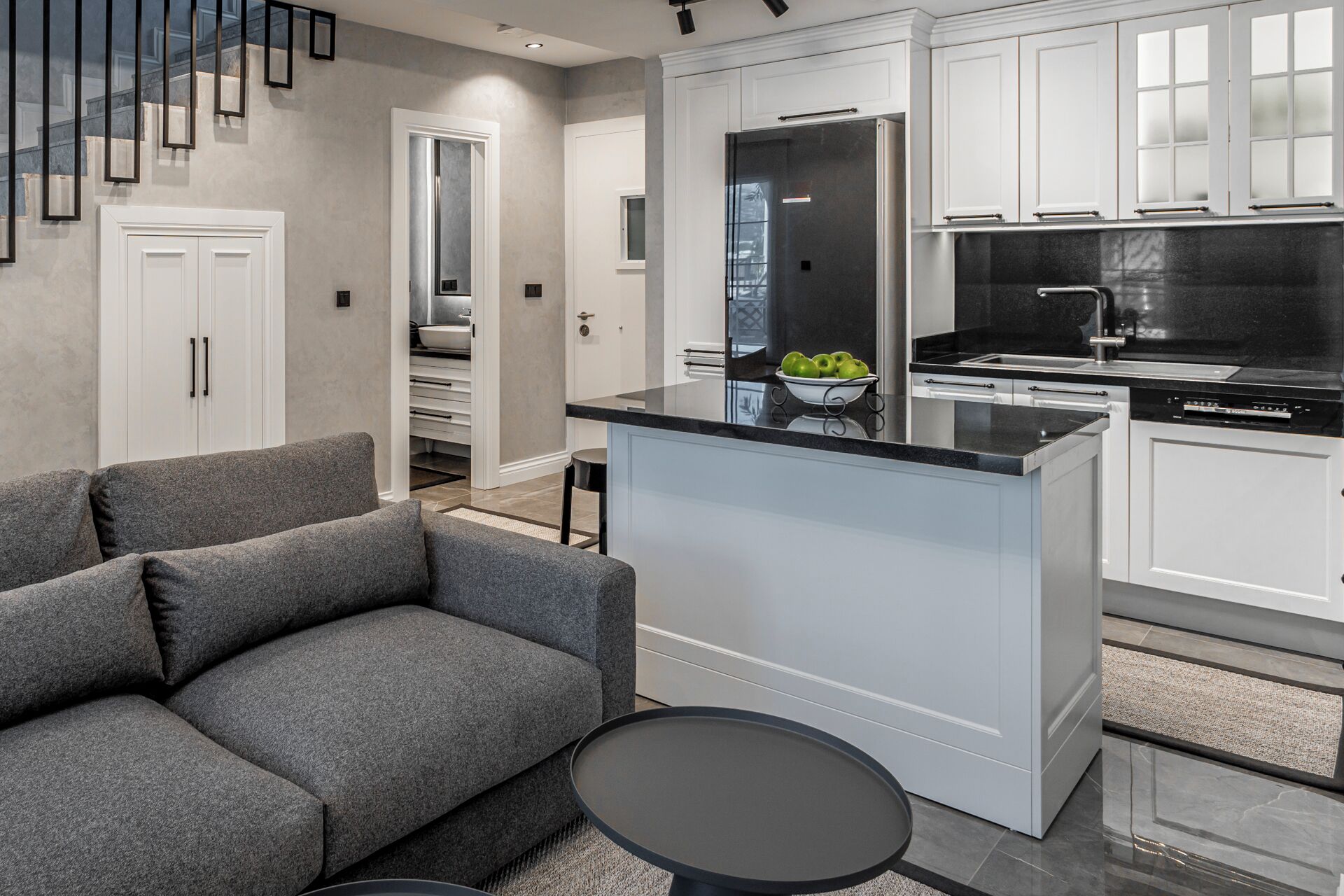 تلفزيون بشاشة مسطحة بحجم 108-بوصة يعرض قنوات تلفزيونية باشتراك مدفوع