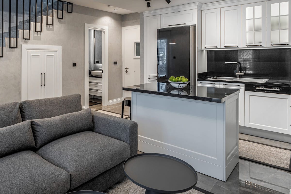 Televisión de pantalla plana de 108 pulgadas con canales por cable