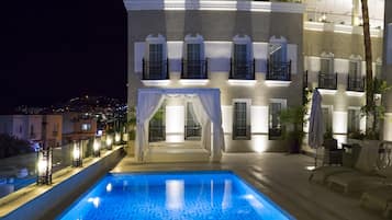 Seasonal outdoor pool, pool umbrellas, sun loungers