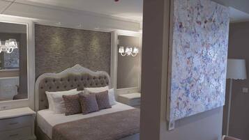 Deluxe Room, 1 Queen Bed, Terrace