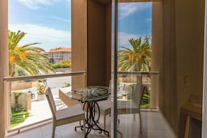 Quarto quádruplo | Vista para o jardim