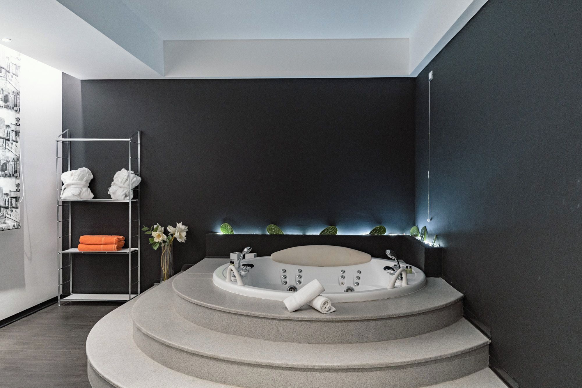 Suite (Victoria) | Minibar, in-room safe, desk, blackout drapes