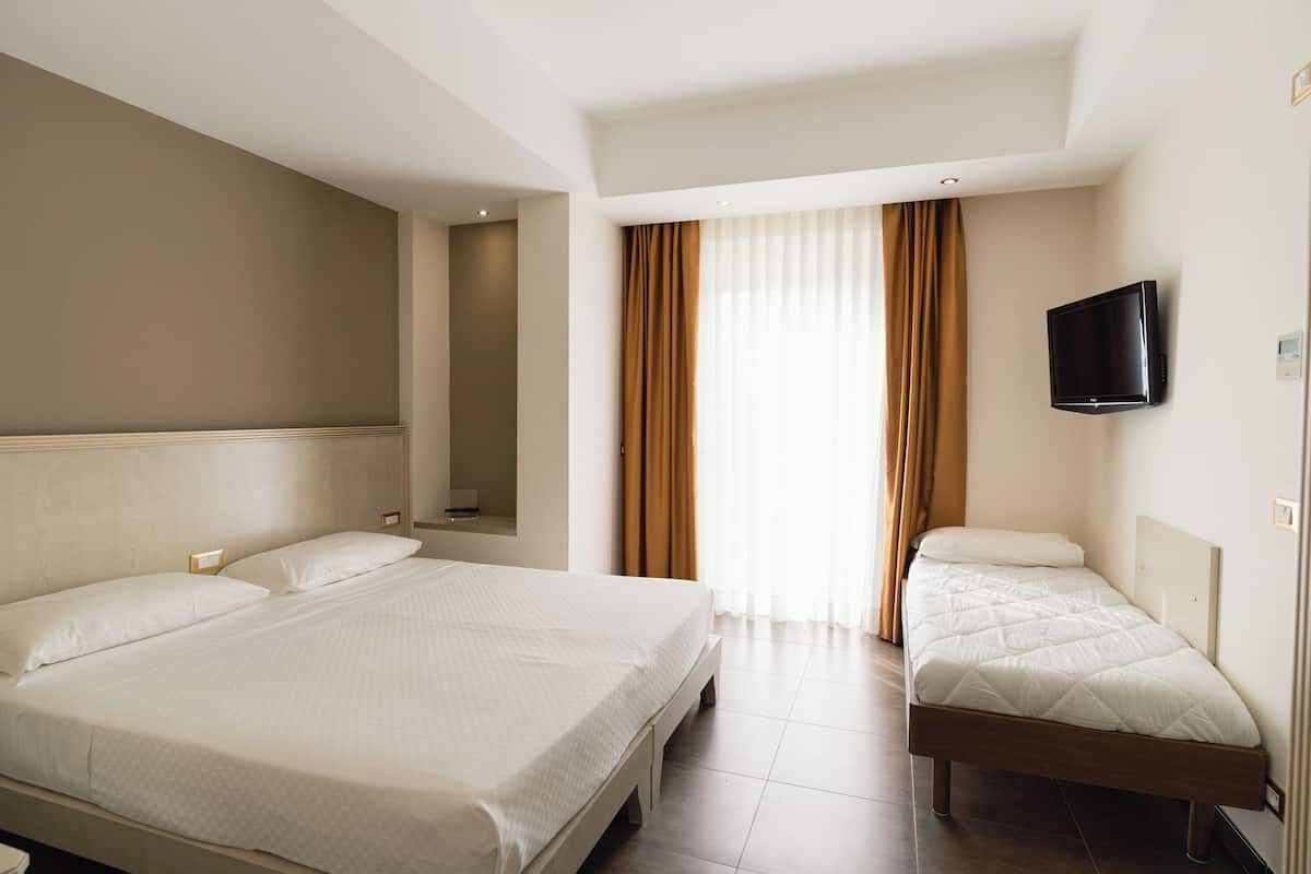 Family Room | Minibar, in-room safe, desk, blackout drapes