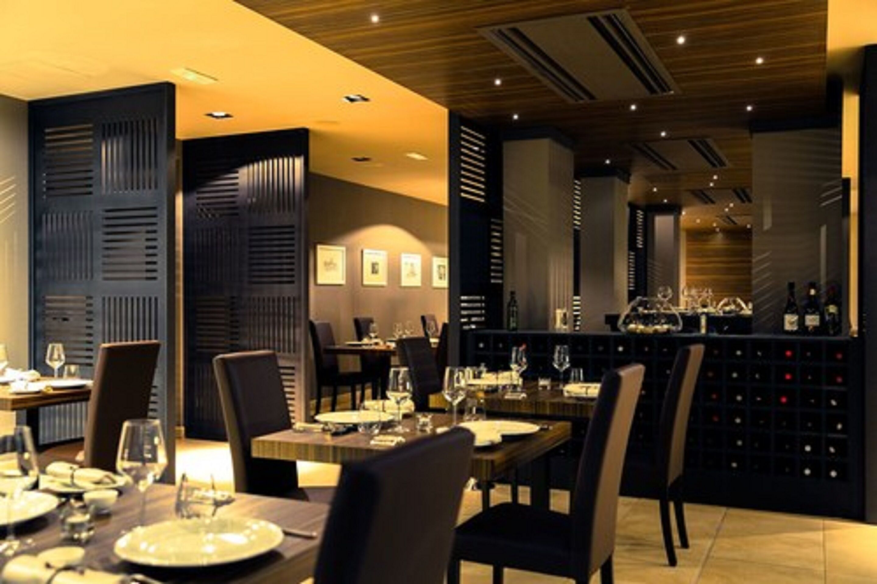 Breakfast, lunch, dinner served; Italian cuisine, pool views 