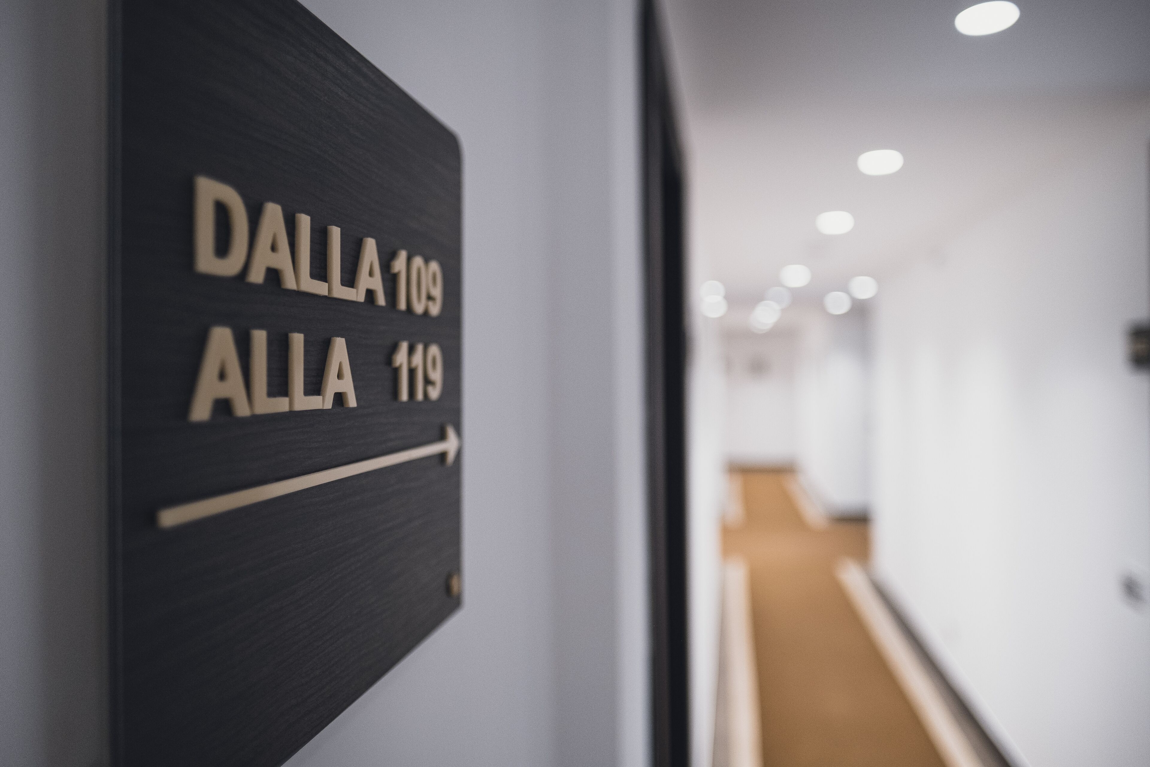 En gang med et skilt, der viser 'DALLA 109' og 'ALLA 119'.