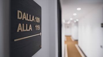 En gang med et skilt, der viser 'DALLA 109' og 'ALLA 119'.