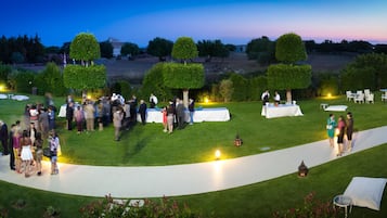 Breakfast, lunch, dinner served; Italian cuisine, pool views