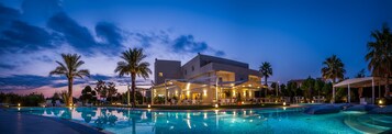 2 piscinas al aire libre, sombrillas, sillones reclinables de piscina
