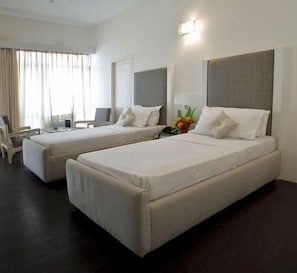 Hochwertige Bettwaren, Betten mit Memory-Foam-Matratzen, Schreibtisch