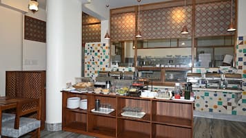 Desayuno completo diario (INR 350 por persona)